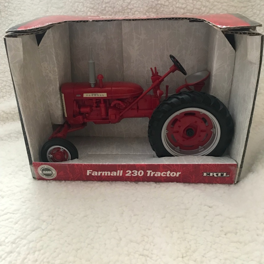 ERTL, Farmall 230 Tractor Die-Cast Metal, 1/16 scale,2001
#14040